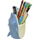 Подставка для пишущих принадлежностей "deVENTE. Shark" 11x10x13,5 см, пластиковая, в форме акулы, в пластиковой подарочной коробке